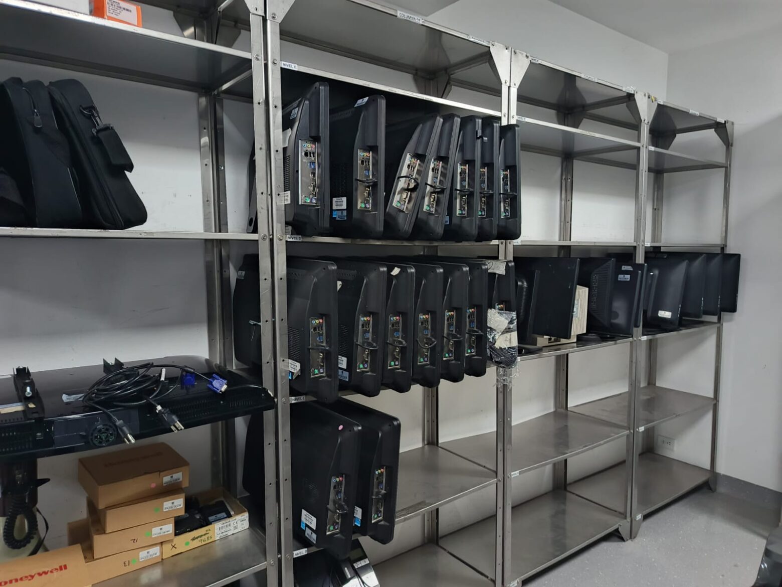 LOTE DE CHATARRA MUEBLES, ENSERES Y TECNOLOGÍA – FFDS